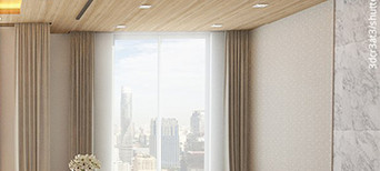 Wohnzimmer mit holzgetäfelter Decke und Wand, Holzpaneelböden und Tisch mit Blumenvase. Panoramafenster mit Blick auf Innenstadt-Wolkenkratzer.